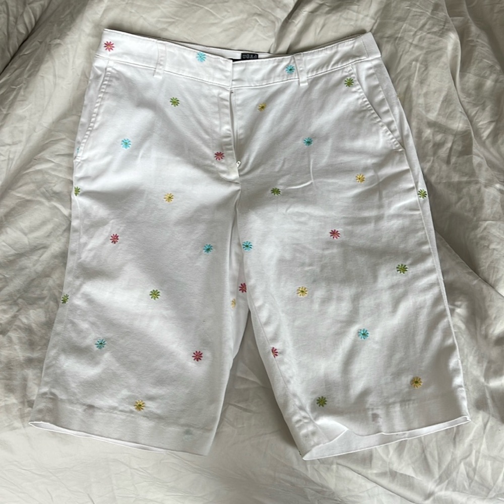 Bermuda shorts w little flowers